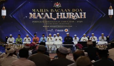 PUTRAJAYA, 16 Jun -- Menteri di Jabatan Perdana Menteri (Hal Ehwal Agama) Dr Zulkifli Hasan (dua, kanan) menghadiri Majlis Bacaan Doa Maal Hijrah di Masjid Putra, malam ini.

Majlis tersebut diadakan bersempena sambutan Maal Hijrah sebagai tanda penghayatan dan doa bagi menyambut Tahun Baharu Islam.
--fotoBERNAMA (2026) HAK CIPTA TERPELIHARA