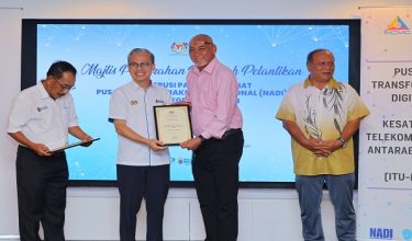 KOTA BHARU, 16 Jun -- Menteri Komunikasi Datuk Fahmi Fadzil menyampaikan watikah pada Majlis Penyerahan Watikah Pelantikan Pengerusi Panel Penasihat Pusat Sebaran Maklumat Nasional (NADI) bagi Negeri Kelantan hari ini.

--fotoBERNAMA (2026) HAK CIPTA TERPELIHARA
