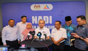 KOTA BHARU, 16 Jun -- Menteri Komunikasi Datuk Fahmi Fadzil ketika sidang media selepas menyampaikan watikah pada Majlis Penyerahan Watikah Pelantikan Pengerusi Panel Penasihat Pusat Sebaran Maklumat Nasional (NADI) bagi Negeri Kelantan hari ini.

--fotoBERNAMA (2026) HAK CIPTA TERPELIHARA