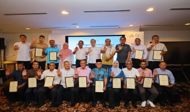 KOTA BHARU, 16 Jun -- Menteri Komunikasi Datuk Fahmi Fadzil bergambar bersama pada Majlis Penyerahan Watikah Pelantikan Pengerusi Panel Penasihat Pusat Sebaran Maklumat Nasional (NADI) bagi Negeri Kelantan hari ini.

--fotoBERNAMA (2026) HAK CIPTA TERPELIHARA