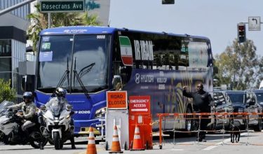 Bas membawa skuad Iran tiba di hotel dengan kawalan ketat polis di Los Angeles/Foto REUTERS