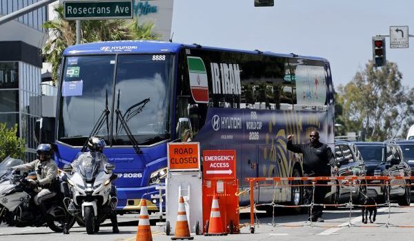 Bas membawa skuad Iran tiba di hotel dengan kawalan ketat polis di Los Angeles/Foto REUTERS
