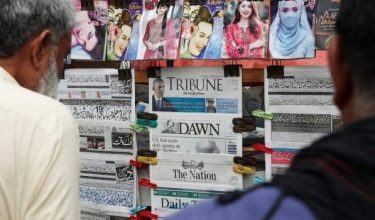 Laporan perjanjian damai AS-Iran menjadi tumpuan pembaca akhbar di Islamabad/Foto REUTERS