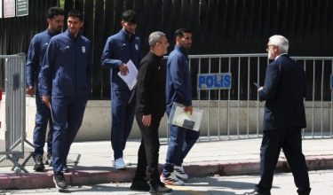 Pemain dan pegawai Iran menguruskan visa di Ankara sebelum Piala Dunia pada 21 May lalu/Foto REUTERS