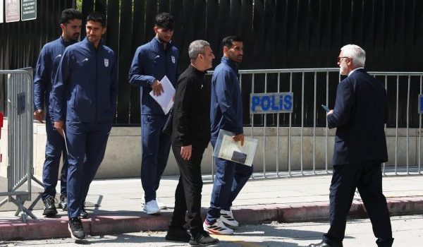 Pemain dan pegawai Iran menguruskan visa di Ankara sebelum Piala Dunia pada 21 May lalu/Foto REUTERS