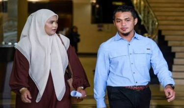 Raden Mohd Azrul Amirulla (kanan) mengaku tidak bersalah selepas pertuduhan dibacakan terhadapnya. Foto/Bernama