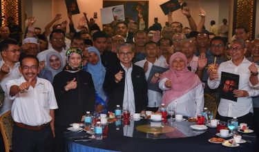 KOTA BHARU, 16 Jun -- Menteri Komunikasi Datuk Fahmi Fadzil (tengah) bergambar bersama wakil komuniti setempat pada Program Jiwa MADANI dan Penyerahan Watikah Pelantikan Ketua Komuniti MADANI Negeri Kelantan hari ini.

Turut sama Ketua Pengarah Jabatan Penerangan Malaysia (JaPen) Julina Johan (dua, kiri) dan Pengerusi Majlis Pimpinan Negeri (MPN) Parti Keadilan Rakyat (PKR), Datuk Seri Mohamad Supardi Md Noor (kiri).

--fotoBERNAMA (2026) HAK CIPTA TERPELIHARA