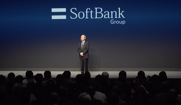 Ketua Pegawai Eksekutif SoftBank, Masayoshi Son bercakap dalam satu pembentangan di sini / REUTERS