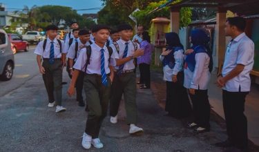 SERDANG, 12 Jan --  Para pelajar memulakan sesi persekolahan pada Hari Pertama Pembukaan Sekolah Kalendar Akademik Sesi 2026 di Sekolah Menengah Kebangsaan Seri Serdang, hari ini

--fotoBERNAMA (2026) HAK CIPTA TERPELIHARA