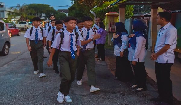 SERDANG, 12 Jan --  Para pelajar memulakan sesi persekolahan pada Hari Pertama Pembukaan Sekolah Kalendar Akademik Sesi 2026 di Sekolah Menengah Kebangsaan Seri Serdang, hari ini

--fotoBERNAMA (2026) HAK CIPTA TERPELIHARA