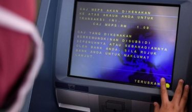 Pemansuhan caj RM1 bagi pengeluaran tunai antara bank di mesin pengeluaran wang automatik (ATM) kurangkan beban rakyat. Foto/Bernama