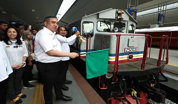 KULAI, 16 Jun -- Menteri Pengangkutan Anthony Loke (dua, kiri) bersama Pengerusi Jawatankuasa Kerja Raya, Pengangkutan, Infrastruktur dan Komunikasi Johor, Mohamad Fazli Mohamad Salleh (kanan) melepaskan tren Shuttle Kulai-Kempas pada Majlis Peluncuran Operasi Perkhidmatan Shuttle Selatan di Stesen Keretapi Kulai hari ini.

Turut hadir Timbalan Menteri Komunikasi merangkap Ahli Parlimen Kulai Teo Nie Ching (kiri).

--fotoBERNAMA (2026) HAK CIPTA TERPELIHARA