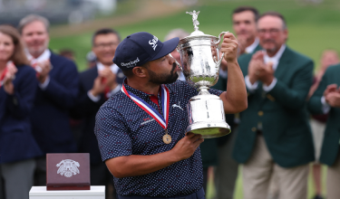 Pemain golf Amerika Syarikat, J.J. Spaun meraikan kejayaannya merangkul kejuaraan Terbuka AS / REUTERS