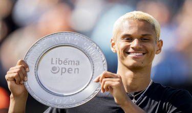 Pemain muda Kanada, Gabriel Diallo, tersenyum bangga sambil menjulang trofi kejuaraan selepas menewaskan Zizou Bergs dalam aksi Rosmalen Grass Court Championships di Rosmalen, Belanda