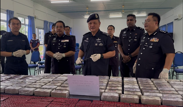 Datuk Mancha Ata menunjukkan dadah yang dirampas dalam sidang media hari ini