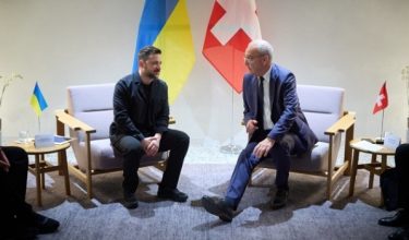 Zelensky (kiri) bertemu Presiden Switzerland, Guy Parmelin/ Foto AFP