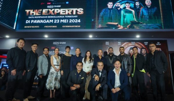 Barisan pelakon, pengarah, penerbit filem The Experts pada tayangan perdana/Foto Fail BERNAMA