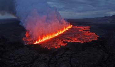 Sebuah gunung berapi di Semenanjung Reykjanes, barat daya Iceland, dikesan meletus/ Foto REUTERS