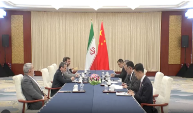 Menteri Luar China, Wang Yi, semasa pertemuan dengan rakan sejawatanya dari Iran, Seyed Abbas Araghchi, di Tianjin, China/foto REUTERS
