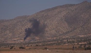 Kepulan asap kelihatan dari tapak pengeluaran minyak di Utara Iraq yang di serang/Foto REUTERS