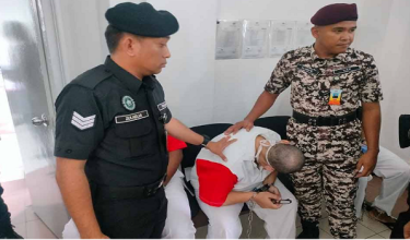 Azman ( tengah) hadir di Mahkamah Tinggi Johor Bahru, bagi permohonan mengetepikan hukuman mati yang dikenakan terhadapnya