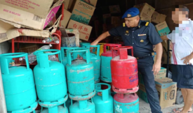 Sebanyak 63 tong gas petroleum cecair (LPG) pelbagai jenama dengan nilai keseluruhan dianggarkan berjumlah lebih RM5,000 dirampas menerusi operasi pemeriksaan berkaitan barang kawalan di Tanjung Malim
