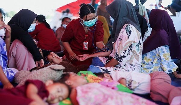 A health checkup is conducted in shelters at a makeshift evacuation center at a stadium in the aftermath of an earthquake, in Maumere, East Nusa Tenggara, Indonesia August 16, 2026. REUTERS/Edgar Su