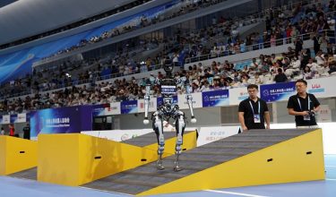 Robot humanoid PNDbotics menyertai acara larian berhalangan 100 meter sempena World Humanoid Robot Games di Beijing, China/ Foto REUTERS