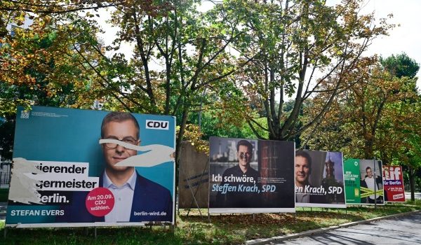 Poster kempen pilihan raya negeri Berlin dipamerkan di Berlin menjelang pilihan raya yang dijadualkan pada 20 September ini/Foto AFP