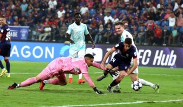 Pemain JDT Oscar Arribas melakukan percubaan selepas gagal dihalang penjaga gol Buriram United Neil Etheridge pada perlawanan peringkat Zon Timur/Foto BERNAMA