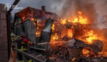 Anggota bomba memadamkan kebakaran di sebuah rumah persendirian selepas serangan tentera Rusia di Sumy, Ukraine/Foto REUTERS