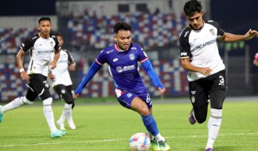 Penyerang Sabah FC, Saddil Ramdani (tengah) cuba melepasi pemain pertahanan Terengganu FC dalam saingan Liga Super di Stadium Likas/ Foto BERNAMA