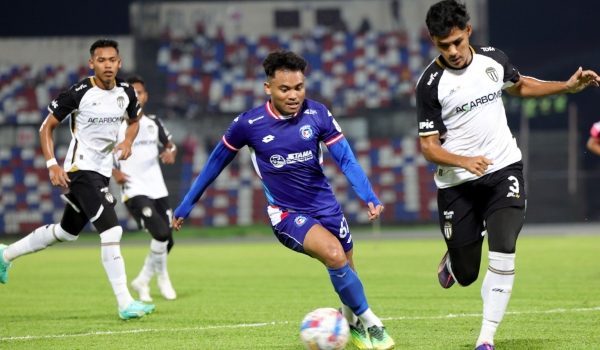 Penyerang Sabah FC, Saddil Ramdani (tengah) cuba melepasi pemain pertahanan Terengganu FC dalam saingan Liga Super di Stadium Likas/ Foto BERNAMA