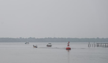 Jerebu menyelubungi perairan sekitar Pelabuhan Klang ketika tinjauan hari ini/ BERNAMA