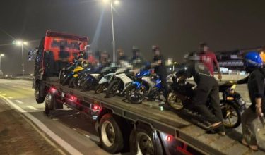 Op Motorsikal di Plaza Tol Batu 13, Lebuhraya Damansara-Puchong (LDP) lewat malam tadi/Foto Polis Subang Jaya