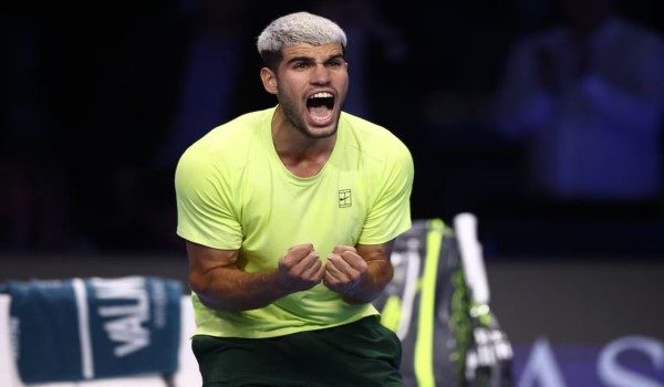 Alcaraz meraikan kejayaan mara ke perlawanan akhir ATP Finals / REUTERS