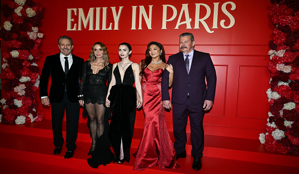 (Dari kiri) Pengarah, penerbit dan penulis skrip dari Amerika Syarikat, Darren Star, pelakon Perancis Philippine Leroy-Beaulieu, pelakon Amerika Syarikat Lily Collins serta Ashley Park bergambar pada acara tayangan perdana awal siri televisyen Netflix Emily in Paris Musim 5 di Grand Rex, Paris / AFP