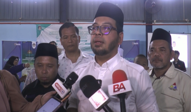 Timbalan Menteri Di Jabatan Perdana Menteri (Hal Ehwal Agama), Dr Zulkifli Hasan ditemui pemberita pada program Sehari Bersama Komuniti Madani (SEBATI MADANI) di Paya Redan, di Ayer Keroh/RTM