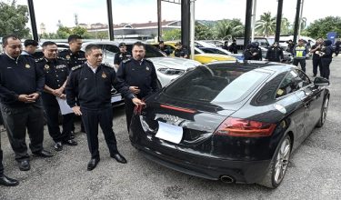 Ketua Pengarah Jabatan Pengangkutan Jalan (JPJ) Datuk Aedy Fadly Ramli melihat kenderaan mewah yang disita oleh Jabatan Pengangkutan Jalan (JPJ) sepanjang pelaksanaan Ops Luxury di Jabatan Pengangkutan Jalan (JPJ) Wangsa Maju hari ini/ Foto BERNAMA