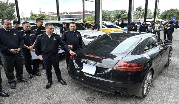 Ketua Pengarah Jabatan Pengangkutan Jalan (JPJ) Datuk Aedy Fadly Ramli melihat kenderaan mewah yang disita oleh Jabatan Pengangkutan Jalan (JPJ) sepanjang pelaksanaan Ops Luxury di Jabatan Pengangkutan Jalan (JPJ) Wangsa Maju hari ini/ Foto BERNAMA