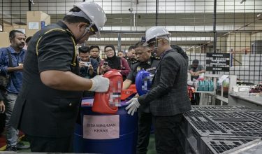 Pengarah Kementerian Perdagangan Dalam Negeri dan Kos Sara Hidup (KPDN) Wilayah Persekutuan Kuala Lumpur (WPKL) Mohd Sabri Seman (kanan) bersama Ketua Pegawai Penguatkuasa KPDN WPKL, Mohd Shahran Mohd Arshad (kiri) melupuskan barang kes pada Program Pelupusan Mega KPDN Kuala Lumpur 2025 di Stor Penyimpanan Ekshibit KPDN WPKL di Kompleks Sentral Taman Segambut hari ini/ Foto BERNAMA