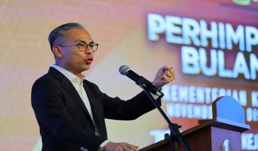 Menteri Komunikasi Datuk Fahmi Fadzil menyampaikan ucapan pada Majlis Perhimpunan Bulanan Kementerian Komunikasi di Dewan Serbaguna Menara Komunikasi hari ini/ Foto BERNAMA