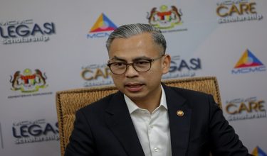 Menteri Komunikasi Datuk Fahmi Fadzil ketika sidang media selepas Majlis Penyampaian Anugerah Biasiswa Suruhanjaya Komunikasi dan Multimedia (MCMC) 2025 di Pusat Dagangan Dunia Kuala Lumpur hari ini/ Foto BERNAMA