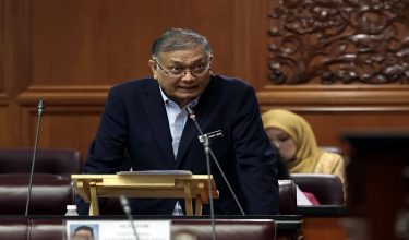 Timbalan Menteri Dalam Negeri, Datuk Seri Dr Shamsul Anuar Nasarah ketika sesi soal jawab lisan sempena Mesyuarat Ketiga, Penggal Keempat Parlimen ke-15 Persidangan Dewan Negara di Bangunan Parlimen hari ini/ Foto BERNAMA