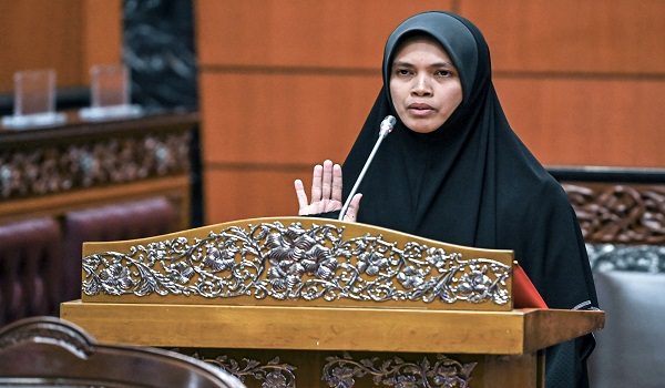 Penceramah agama Marhamah Rosli, yang dilantik sebagai Timbalan Menteri di Jabatan Perdana Menteri (Hal Ehwal Agama) baharu, mengangkat sumpah sebagai Senator di hadapan Yang Dipertua Dewan Negara Datuk Awang Bemee Awang Ali Basah petang ini/ Foto BERNAMA