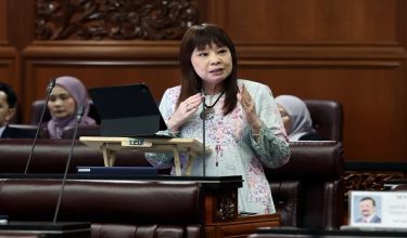 Timbalan Menteri Kewangan Lim Hui Ying ketika sesi soal jawab lisan sempena Mesyuarat Ketiga, Penggal Keempat Parlimen ke-15 Persidangan Dewan Negara di Bangunan Parlimen hari ini/ Foto BERNAMA