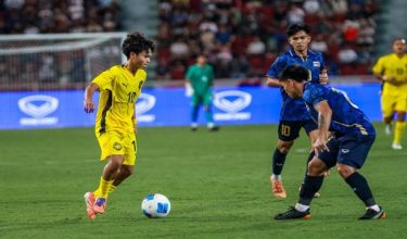 Prestasi pasukan di Stadium Nasional Rajamangala berbeza daripada perlawanan terdahulu, dengan Harimau Muda berjaya mengawal permainan dan membina keyakinan sejak minit awal lagi/ Foto FB FAM