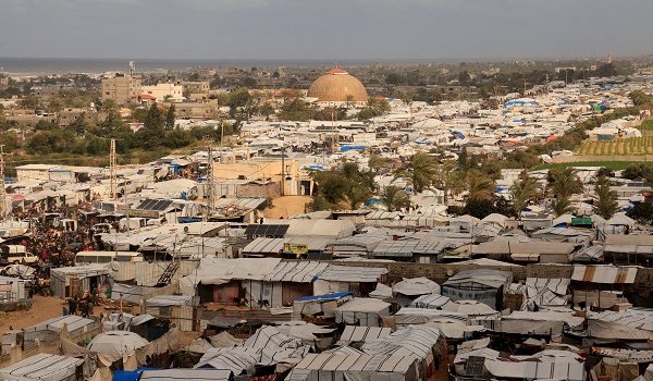 FILE PHOTO: Displaced Palestinians shelter at a tent camp in Khan Younis, southern Gaza Strip, January 14, 2026. REUTERS/Haseeb Alwazeer/File Photo
