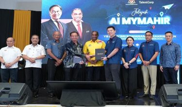 Datuk Seri Ramanan menyaksikan pertukaran MOU antara TalentCorp dan EY Malaysia dalam Majlis Pelancaran Jelajah AI MyMahir.