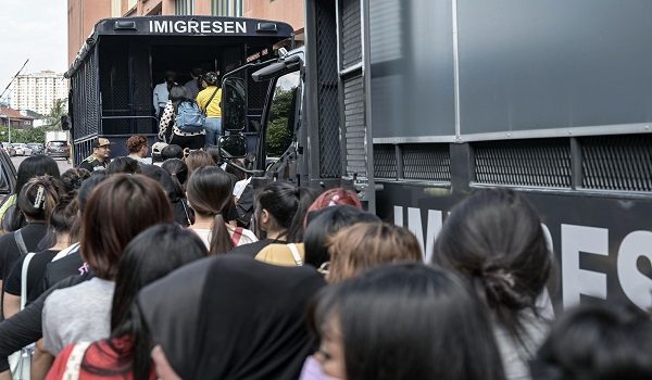Sebanyak 217 warga asing ditahan Jabatan Imigresen Malaysia (JIM) dalam operasi di dua pusat beli-belah yang menjadi tumpuan di ibu negara dan Ampang hari ini/ BERNAMA
